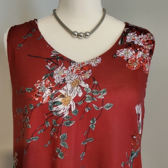 High-Low Sleevess Flowy Top - Picture 3 of 8